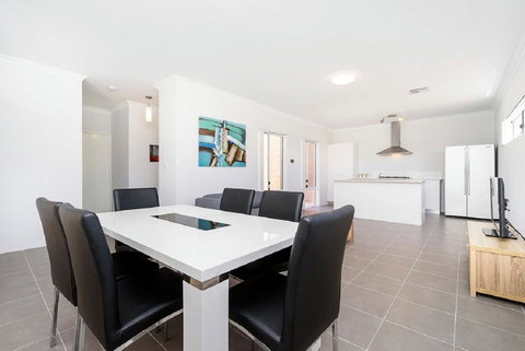 Victoria Park Town House - South Australia Travel 8