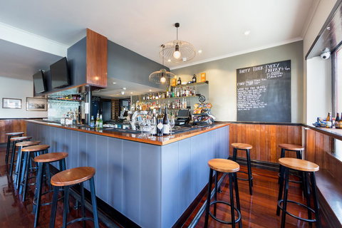 Customs House Hotel - South Australia Travel 13