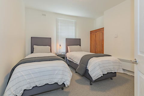 4 Bedroom House - Hobart CBD - Free Parking - Free WIFI - South Australia Travel 3