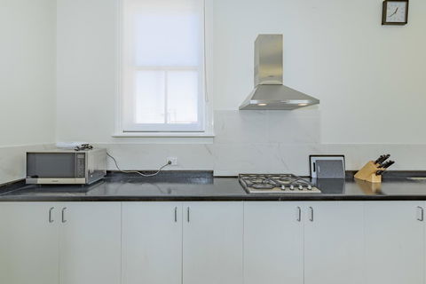 4 Bedroom House - Hobart CBD - Free Parking - Free WIFI - South Australia Travel 8