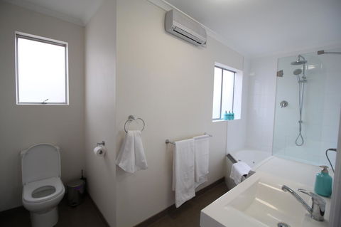 Trinity Hill Apartments - South Australia Travel 1