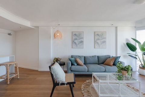 NEW Beautiful 2 Bed Ocean Views In Broadbeach - South Australia Travel 1