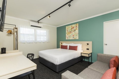 Nightcap At Balaclava Hotel - South Australia Travel 0