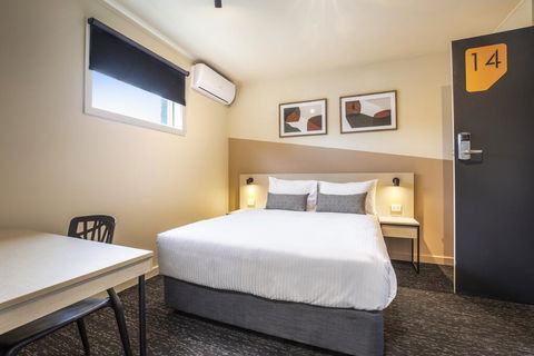 Nightcap At Manhattan Hotel - South Australia Travel 3