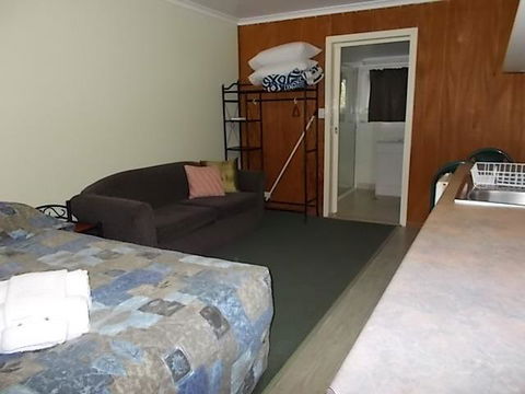 Oakridge Motel Tourist Park - South Australia Travel 0