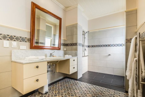 Old Bank Boutique Hotel - South Australia Travel 1