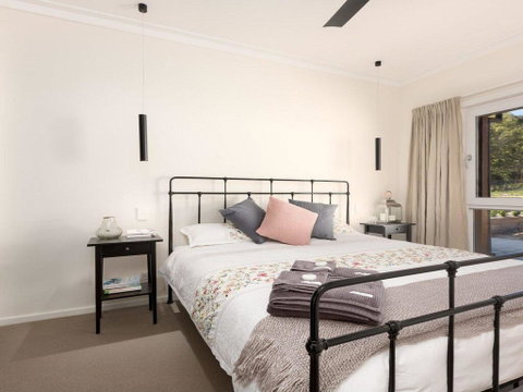 On A Hill - Modern Country Home Near Braidwood - South Australia Travel 1