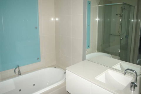 Q1 1 Bedroom Apartment On 30th Floor - South Australia Travel 2