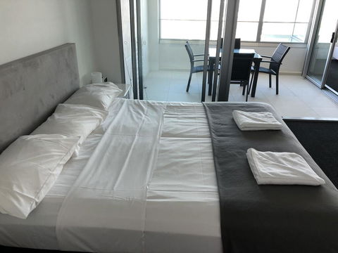 Q1 1 Bedroom Apartment On 30th Floor - South Australia Travel 3