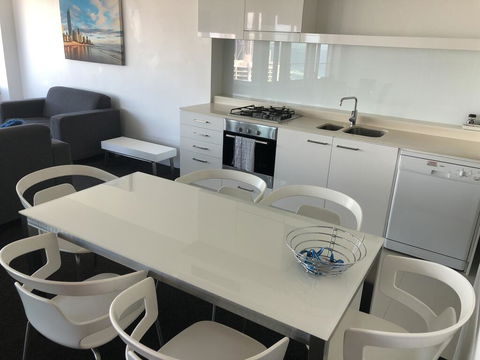 Q1 1 Bedroom Apartment On 30th Floor - South Australia Travel 0