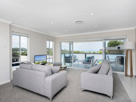 Saratoga Avenue, 52, Signature House - South Australia Travel 1