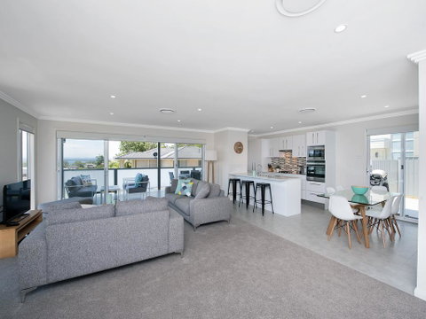 Saratoga Avenue, 52, Signature House - South Australia Travel 3