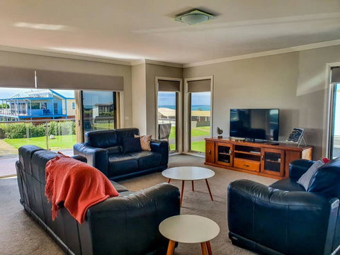 SEAL HAVEN - Centrally Located, Modern Home - South Australia Travel 1