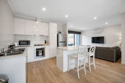 Sleek, Modern Capel Sound! - South Australia Travel 0