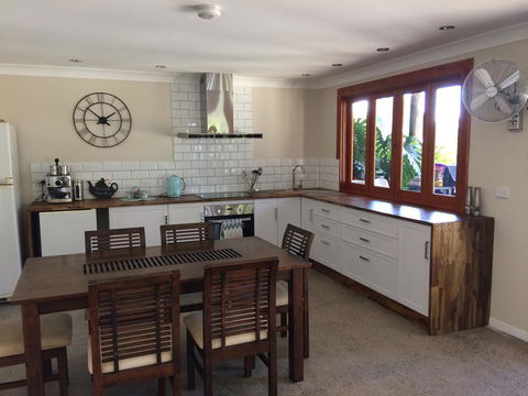 TAKURA HEIGHTS Modern Country Apartment With Pool Access - South Australia Travel 0