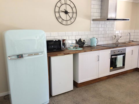 TAKURA HEIGHTS Modern Country Apartment With Pool Access - South Australia Travel 3