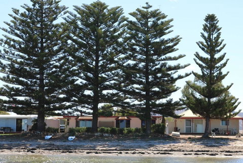 Tall Pines Beach House At Mount Dutton Bay (part Of Coffin Bay Waterways) - South Australia Travel 1