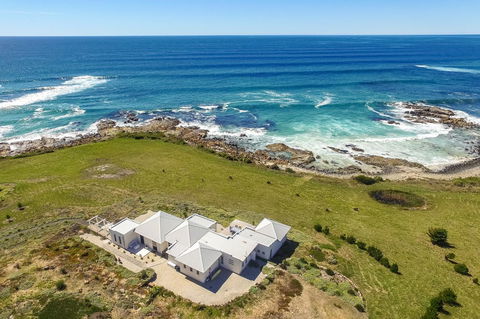Saltwater - Absolute Oceanfront, Hot Tubs, Sauna, Fire Pits - South Australia Travel 24