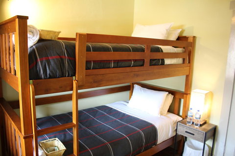 The Tasmanian Inn - South Australia Travel 24