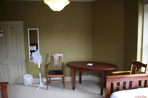 The Tasmanian Inn - South Australia Travel 28