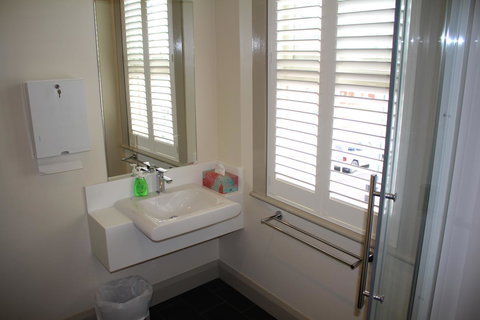 The Tasmanian Inn - South Australia Travel 32