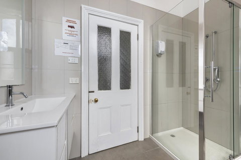 Empire Hotel Queenstown - South Australia Travel 10