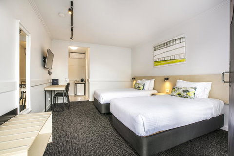 Nightcap At Matthew Flinders Hotel - South Australia Travel 19