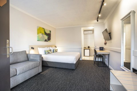 Nightcap At Matthew Flinders Hotel - South Australia Travel 3