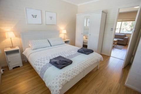 The Blue Door Villa - South Australia Travel 0