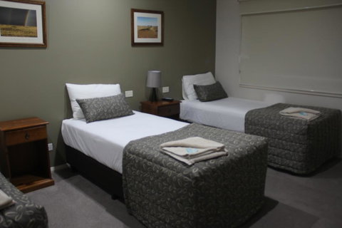 The Saltbush Motor Inn - South Australia Travel 3