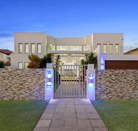 The White House GC Waterfront Home Cinema Jacuzzi Heated Pool - South Australia Travel