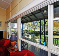 Traditional Three Bedroom Home with Water Views - South Australia Travel