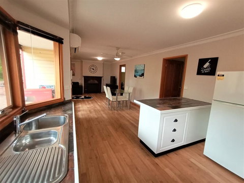 Treetops Hideaway - South Australia Travel 3