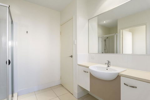 Unit 2 Rainbow Surf - Modern, Double Storey Townhouse With Large Shared Pool, Close To Beach And Shops - South Australia Travel 3