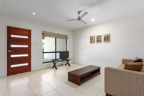 Unit 2 Rainbow Surf - Modern, Double Storey Townhouse With Large Shared Pool, Close To Beach And Shops - South Australia Travel 2