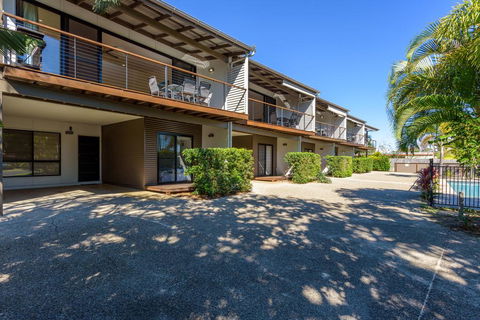 Unit 2 Rainbow Surf - Modern, Double Storey Townhouse With Large Shared Pool, Close To Beach And Shops - South Australia Travel 0