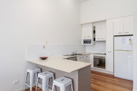 Unit 2 Rainbow Surf - Modern, Double Storey Townhouse With Large Shared Pool, Close To Beach And Shops - South Australia Travel 1