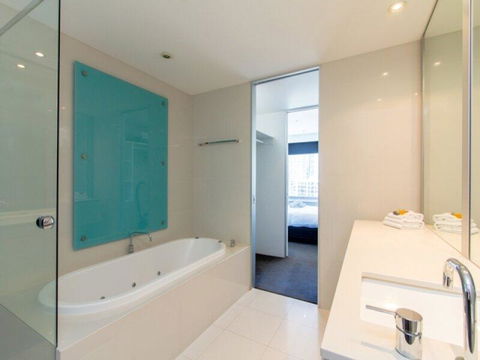 Upmarket Resort At Beach Surfers Paradise URGC - South Australia Travel 1