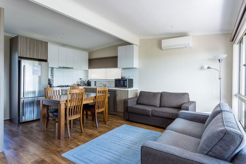 Upstairs Cottage On Beachurst - South Australia Travel 3