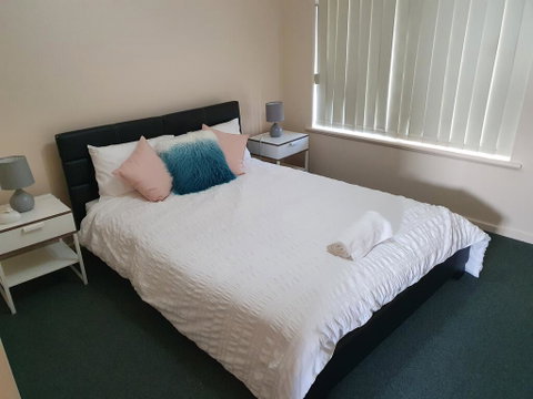 Value 2 Bed Villa Close To QEH + Airport + City + Beach - South Australia Travel 0