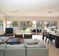 Wangi Lakehouse - renovated Lake Macquarie lakefront Location