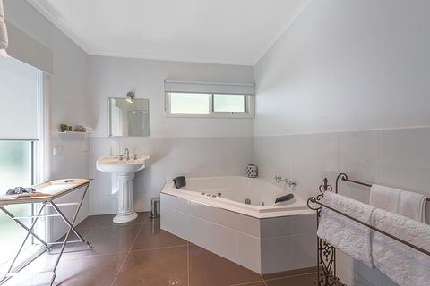 Amelina Cottages - South Australia Travel 9