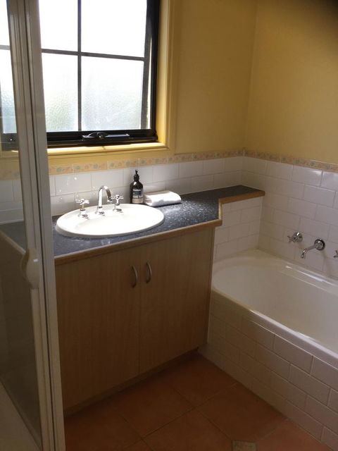 At The Beach Apartments - South Australia Travel 9