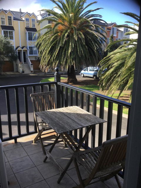 At The Beach Apartments - South Australia Travel 10