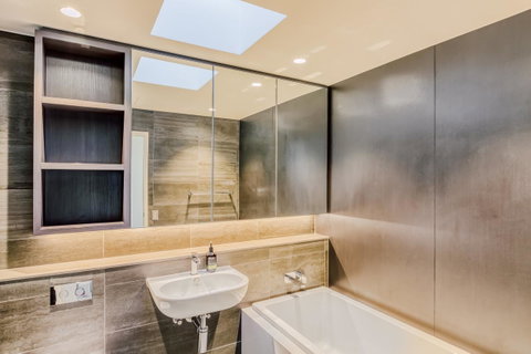 Docklands Waterfront Luxury Villa - South Australia Travel 16