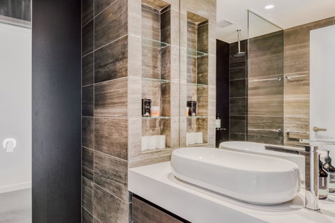 Docklands Waterfront Luxury Villa - South Australia Travel 19
