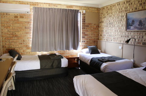 Clermont Country Motor Inn - South Australia Travel 7