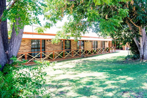 Clermont Country Motor Inn - South Australia Travel 4