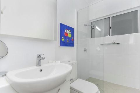 By The Sea Port Douglas - South Australia Travel 14