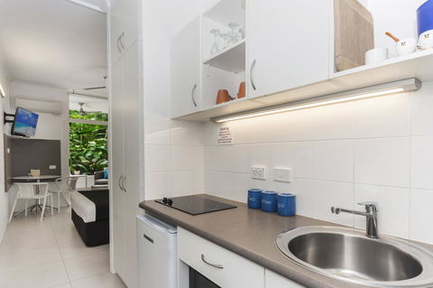 By The Sea Port Douglas - South Australia Travel 13